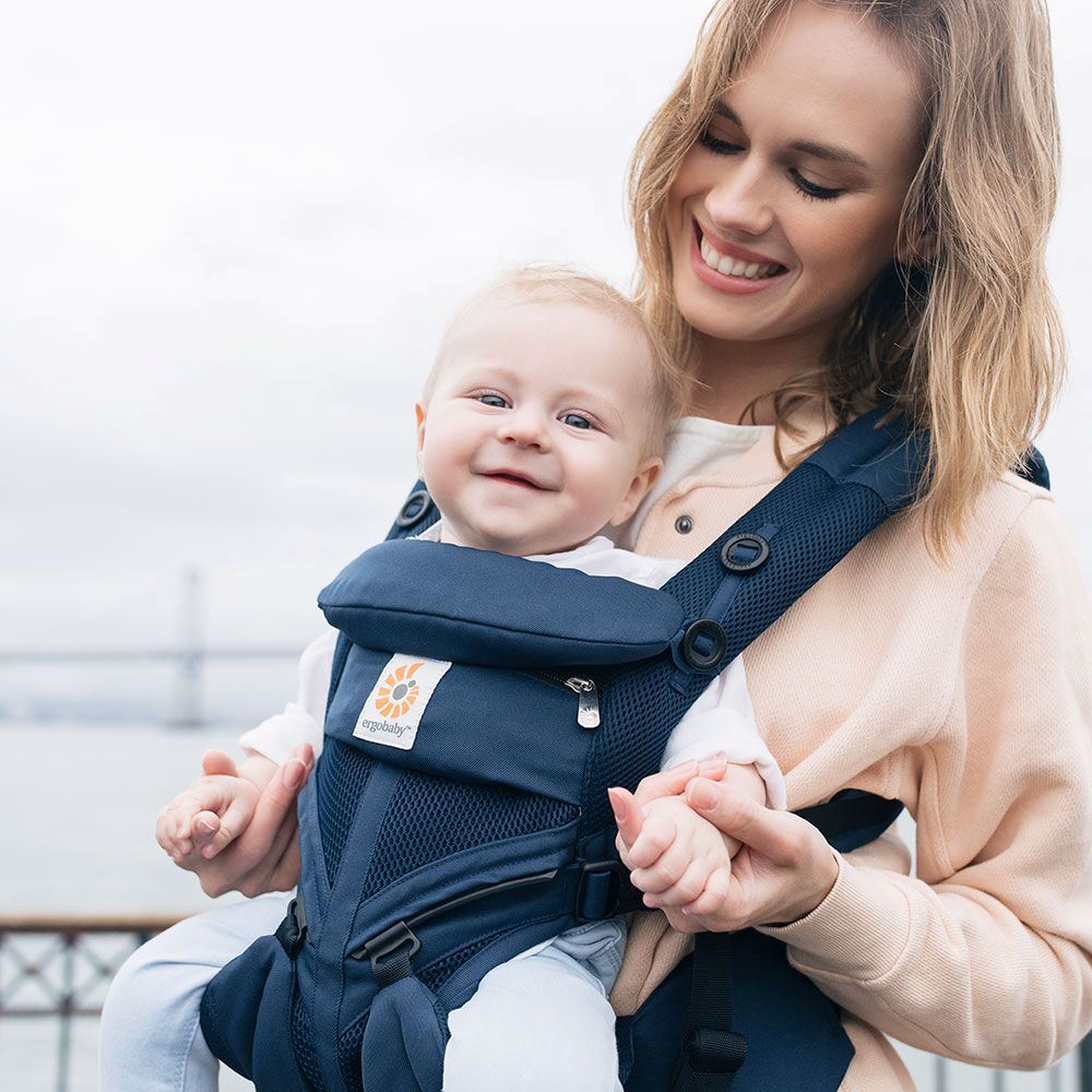 Porte-bebe-BreathBabyBag-Bleu-Marine-main-libre