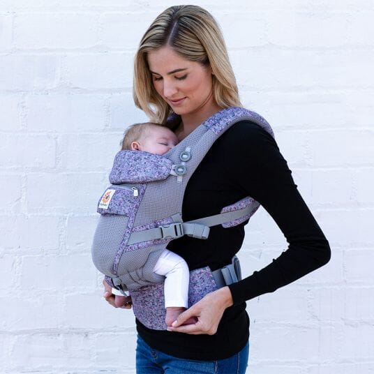 Porte-bebe-BreathBabyBag-Mauve-Lavande-main-libre